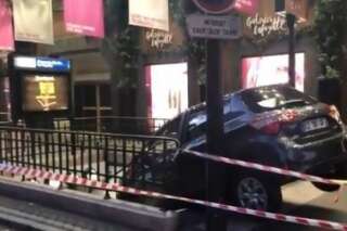 À Paris devant les Galeries Lafayette, une voiture s'encastre dans une sortie de métro