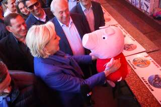 Marine Le Pen flirte avec les forains, entre deux tours de manèges à la Foire du trône