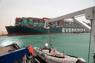 Canal de Suez: dégager le porte-conteneur pourrait prendre 