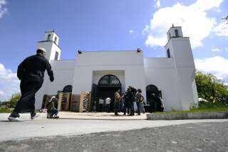 La porte d'une mosquée détruite par un incendie à Nantes, Darmanin dit son 