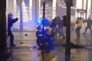 Pris à partie par des gilets jaunes sur les Champs-Élysées, des policiers dégainent une arme