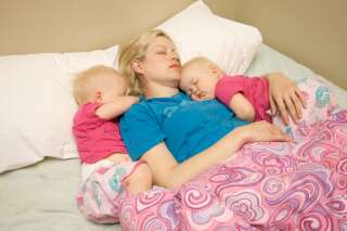 Je croyais que les enfants pouvaient s'endormir tout seuls, mais ça c'était avant d'avoir des jumeaux