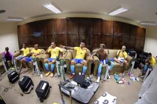 Les Brésiliens ont dû porter ces masques à oxygène après leur match et Neymar a trouvé ça 