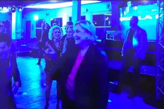 Marine Le Pen a été filmée en train de danser avec ses militants après sa défaite à l'élection présidentielle