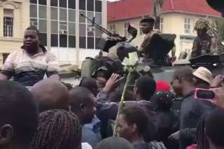 Au Zimbabwe, l'armée et les manifestants dansent pour demander le départ de Mugabe