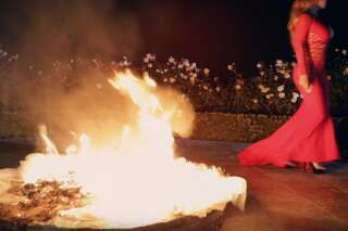 Mariah Carey brûle sa robe de fiançailles dans son dernier clip