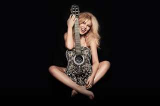 Kylie Minogue toute nue derrière sa guitare pour fêter ses 50 ans