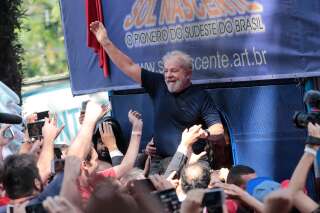 Brésil: Lula empêché de se rendre à la police par des sympathisants