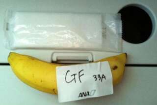 Il demande un repas sans gluten dans l'avion, on lui sert une banane