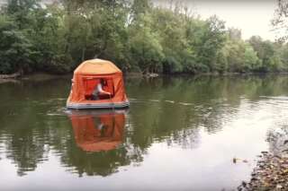 Cette tente permet aux amoureux de la nature de camper directement sur l'eau