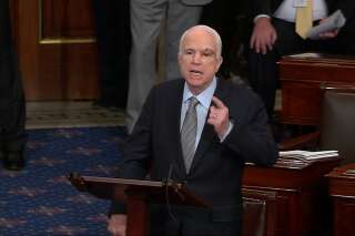 John McCain, atteint d'une tumeur cérébrale, ovationné par ses collègues à son retour au Sénat