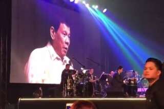 Le président philippin Rodrigo Duterte chante une chanson d'amour 