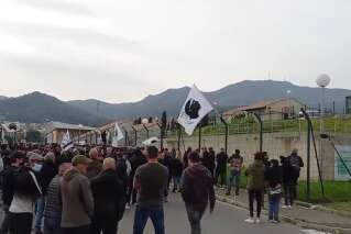 En Corse, rassemblement tendu devant la caserne de CRS de Furiani
