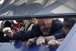 Brésil: Lula, condamné à la prison, refuse de se rendre aux autorités