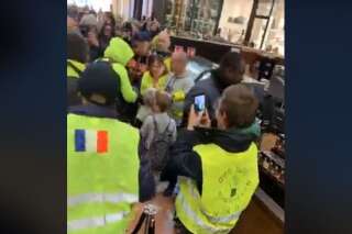 Des gilets jaunes envahissent un Starbucks à Paris