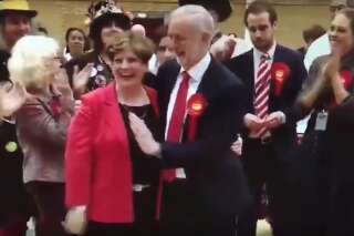 Élections au Royaume-Uni: l'énorme moment de gêne de Jeremy Corbyn, chef du Labour, qui fête ses bons résultats