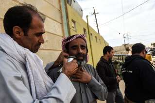 Ils se rasent la barbe pour fêter la défaite de Daech dans leur village près de Mossoul