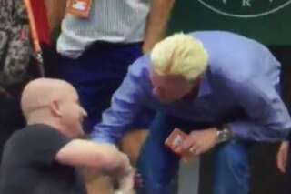 Quand l'ancien coach de Djokovic, Becker, serre la main du nouveau, Agassi, à Roland-Garros