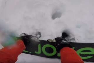 La vidéo impressionnante de ce snowboarder pris dans une avalanche et déterré par ses amis