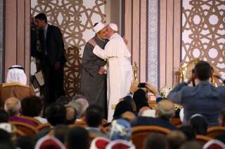La très symbolique accolade entre le Pape François et le grand imam d'Al-Azhar au Caire
