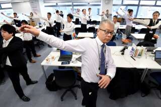 Au Japon, les entreprises encouragent la gym collective au bureau pour leurs employés