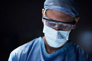Un chirurgien britannique reconnaît avoir gravé ses initiales sur le foie de patients