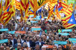 Catalogne: 450.000 manifestants dont Carles Puigdemont à Barcelone pour réclamer l'indépendance