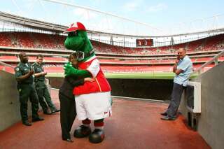 Mesut Özil va payer le salaire de la mascotte d'Arsenal qui devait être licenciée