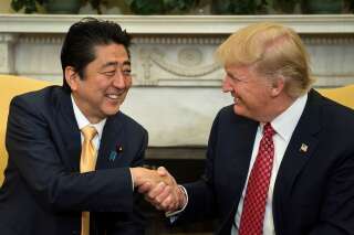 La poignée de main entre Donald Trump et Shinzo Abe, dernière d'une série de moments gênants