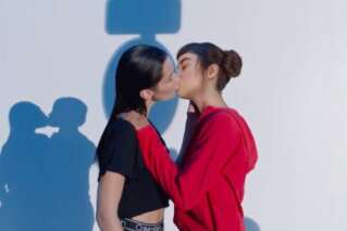 Cette pub Calvin Klein avec Bella Hadid qui embrasse Lil Miquela passe mal
