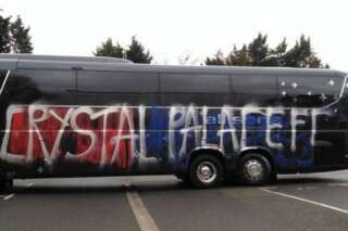 Des supporteurs de Crystal Palace vandalisent le bus de leur équipe en pensant que c'est celui de leur adversaire