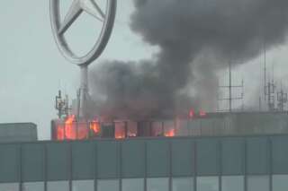 Gigantesque incendie sur le toit d'un célèbre gratte-ciel de Berlin