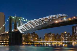 À New York, sur le pont de Brooklyn, il imagine un centre-ville