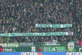 En solidarité avec Théo, les supporters du Werder Brême déploient deux banderoles pendant un match
