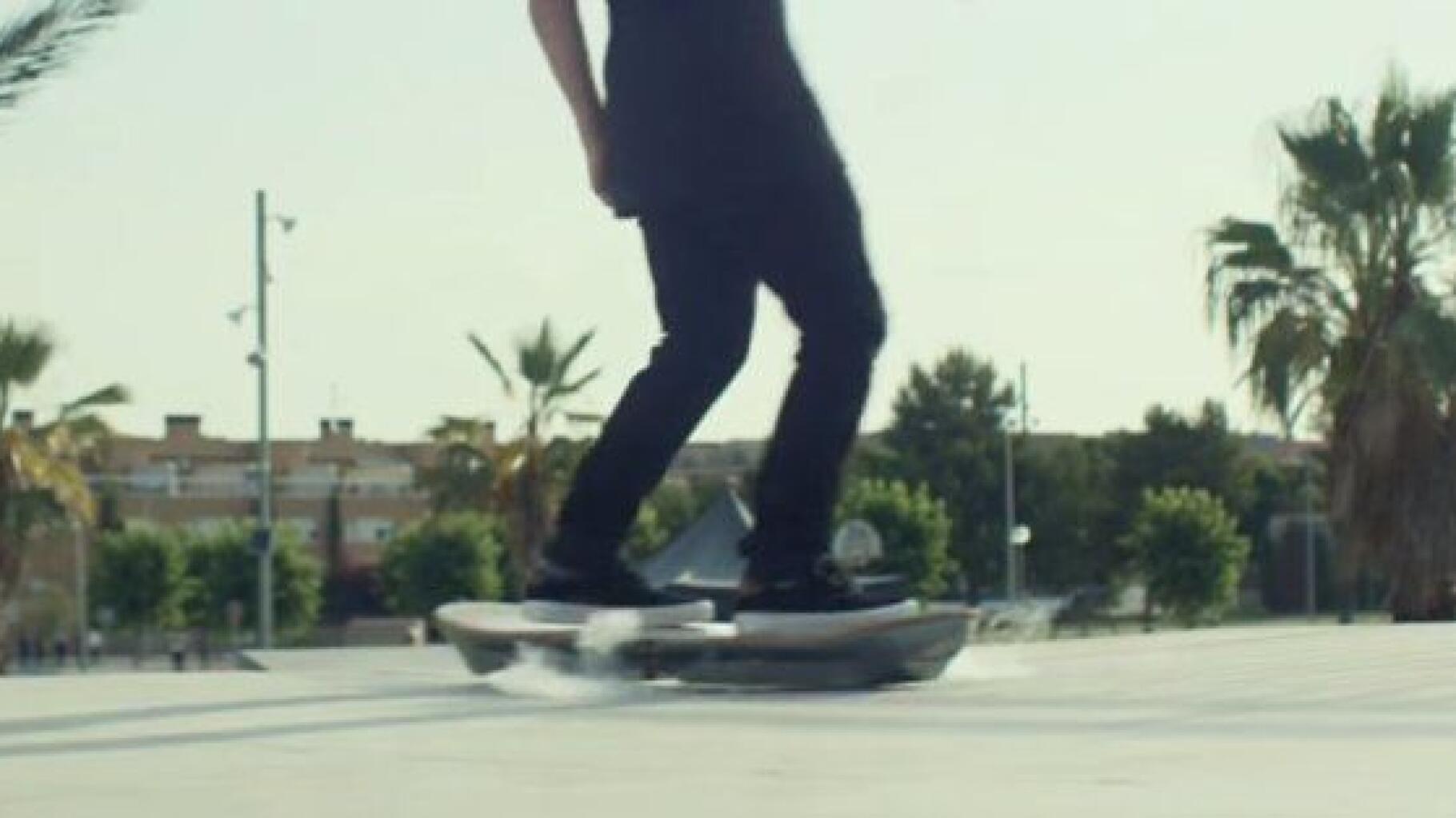 Lexus donne vie à l'Hoverboard, le skate de Retour vers le Futur !