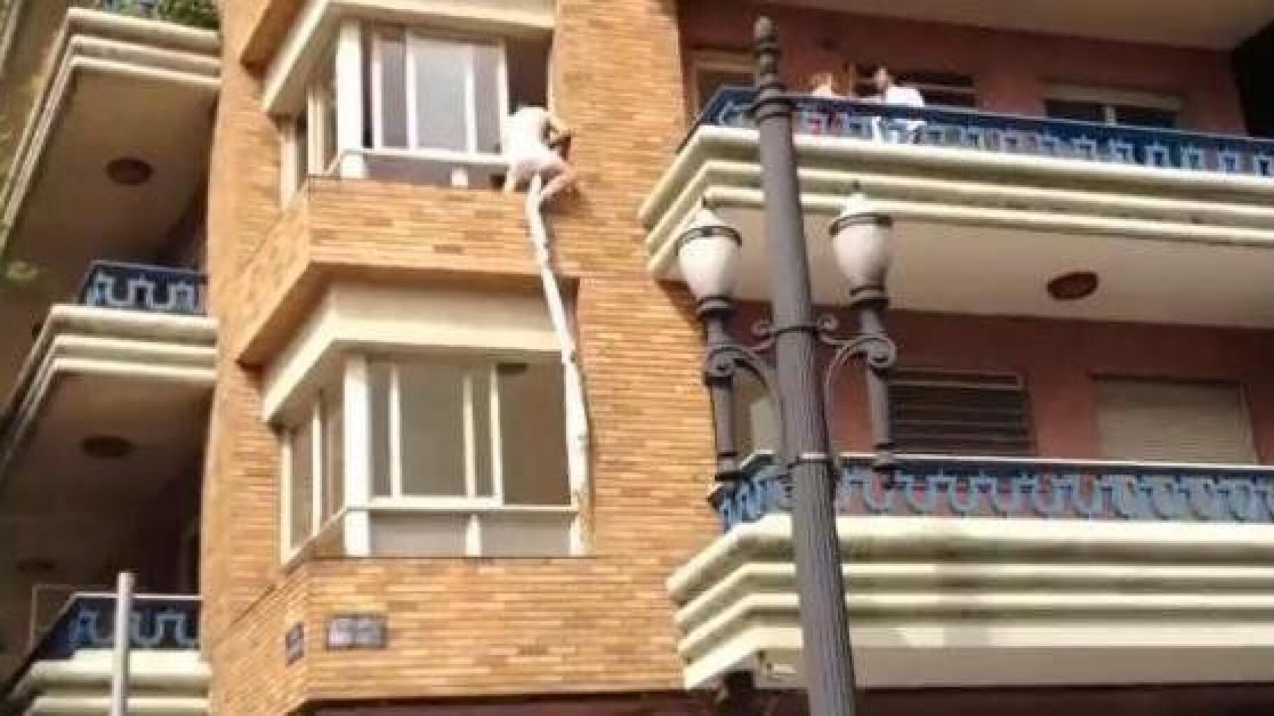 Une vidéo est apparue ! Un homme ligoté saute d'un balcon en feu avec son  lit