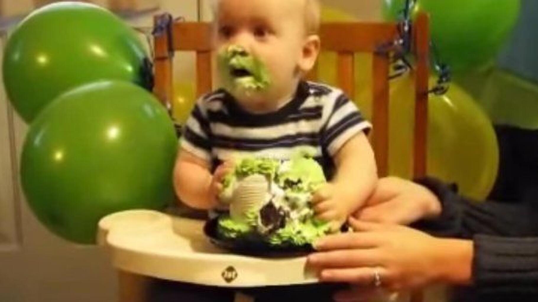 Bébé Garçon 1 An Avec Un Gâteau Et Des Ballons, Anniversaire D'un Enfant 1  An, Bébé Mange Un Gâteau
