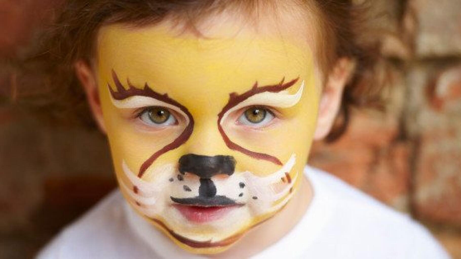 Des produits chimiques retrouvés dans du maquillage et des déguisements pour  enfants