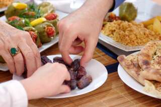 La bonne habitude du ramadan à conserver et appliquer toute l'année: cuisiner et manger en famille