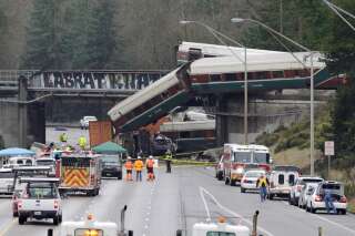 Washington: le train qui a déraillé sur une autoroute roulait à 128 km/h au lieu de 48 km/h