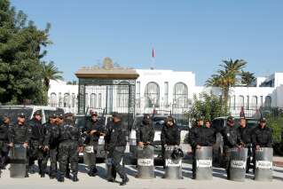 Tunisie: deux policiers poignardés par un 