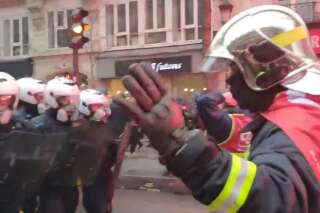 Grève du 5 décembre: Acclamés, les pompiers défilent en levant les mains et font reculer la police