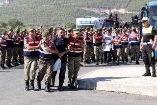 En Turquie, plus de 7000 policiers, soldats et membres de ministères limogés la veille de l'anniversaire du putsch raté