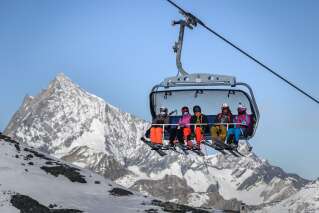 Covid-19: en Suisse, des cohues de skieurs font polémique