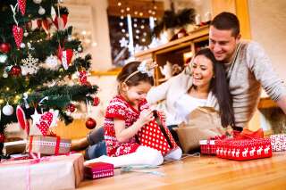 Pour passer un joyeux Noël, les Français préfèrent déballer leurs cadeaux en tenue de fête le 24 plutôt qu'en chaussons le 25 - [EXCLUSIF]
