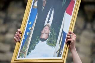 Des manifestants anti-pass sanitaire décrochent le portrait de Macron dans la mairie de Chambéry