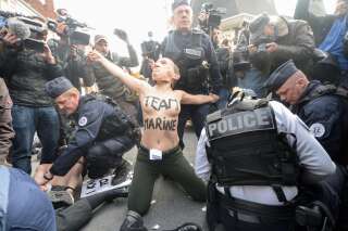 Résultats du 1er tour de la présidentielle: des militantes Femen interpellées près du bureau de vote de Marine Le Pen