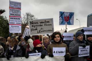 Des manifestants réclament à Merck l'ancienne formule du Levothyrox devant une usine