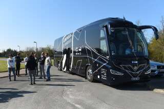 Coronavirus: des soignants dans le bus des Girondins de Bordeaux en route pour le Grand Est