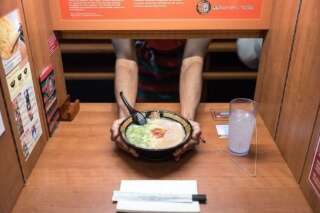Dans la chaîne de restaurants Ichiran, la solitude est la norme